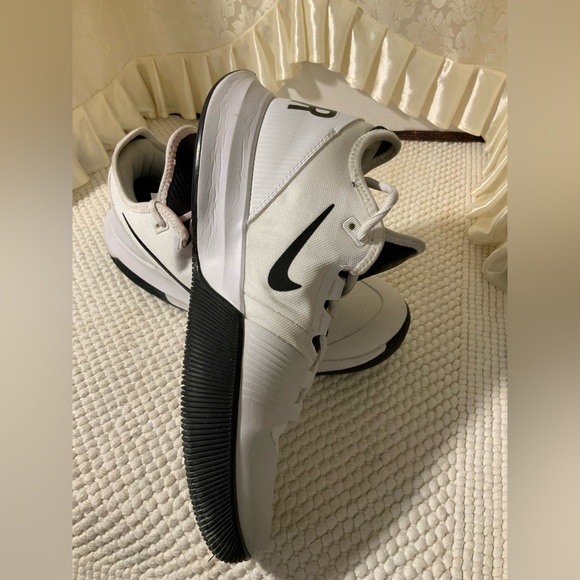 NIKE - Picture 4 of 9